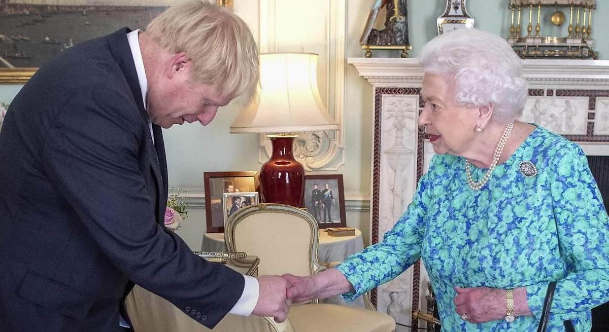 Boris Johnson presenta su dimisión a la reina Isabel II