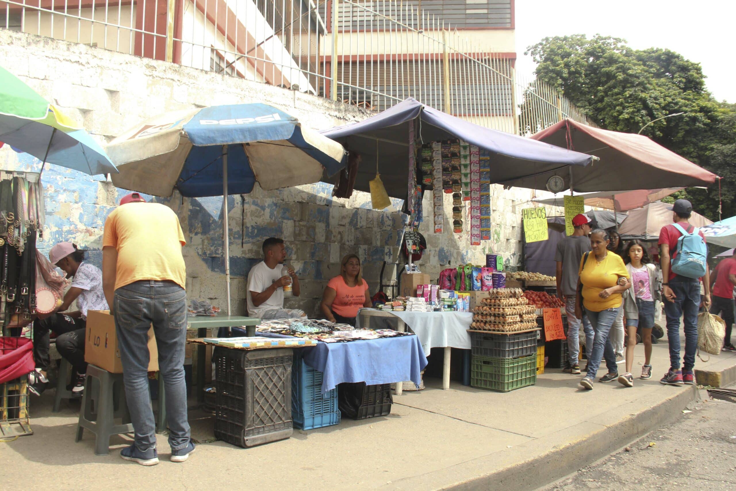 Así imponen los comerciantes informales en Propatria el dólar paralelo