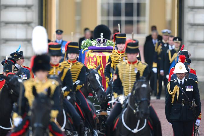 Cortejo fúnebre de Isabel II sale del palacio de Buckingham al Parlamento británico