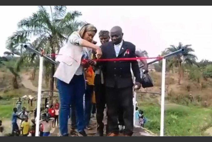 (+Video) Puente se desploma en República Democrática del Congo justo en plena inauguración