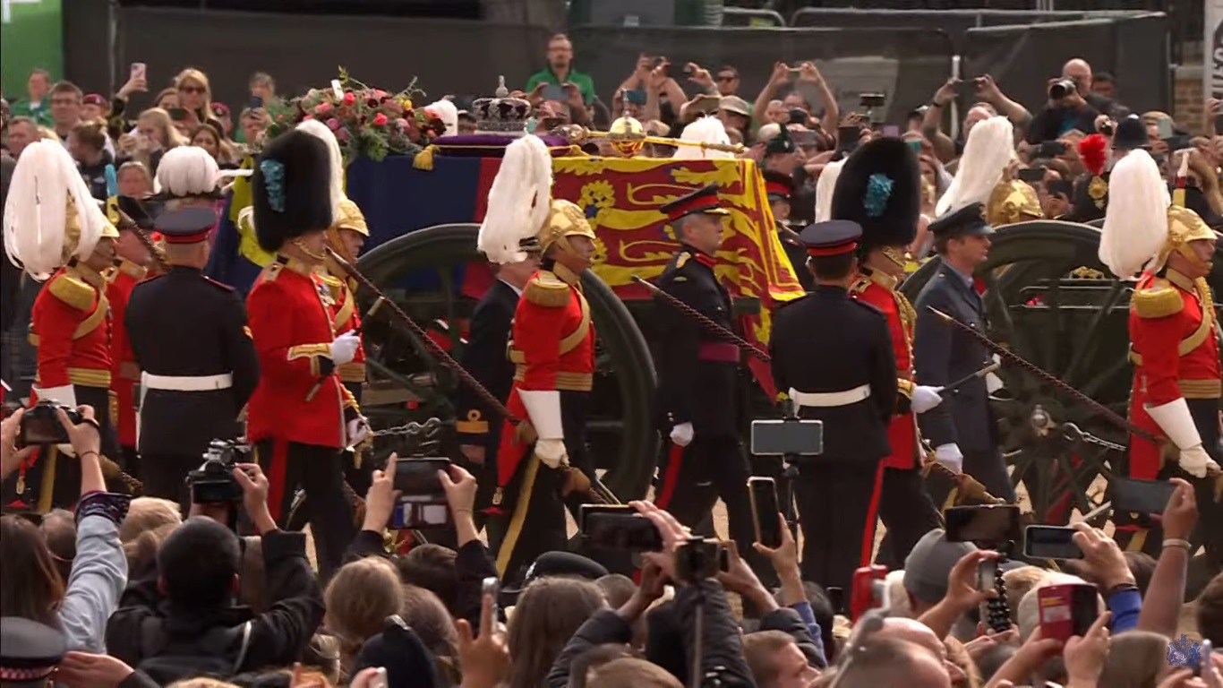 Cortejo de Isabel II recorre el centro de Londres tras el funeral