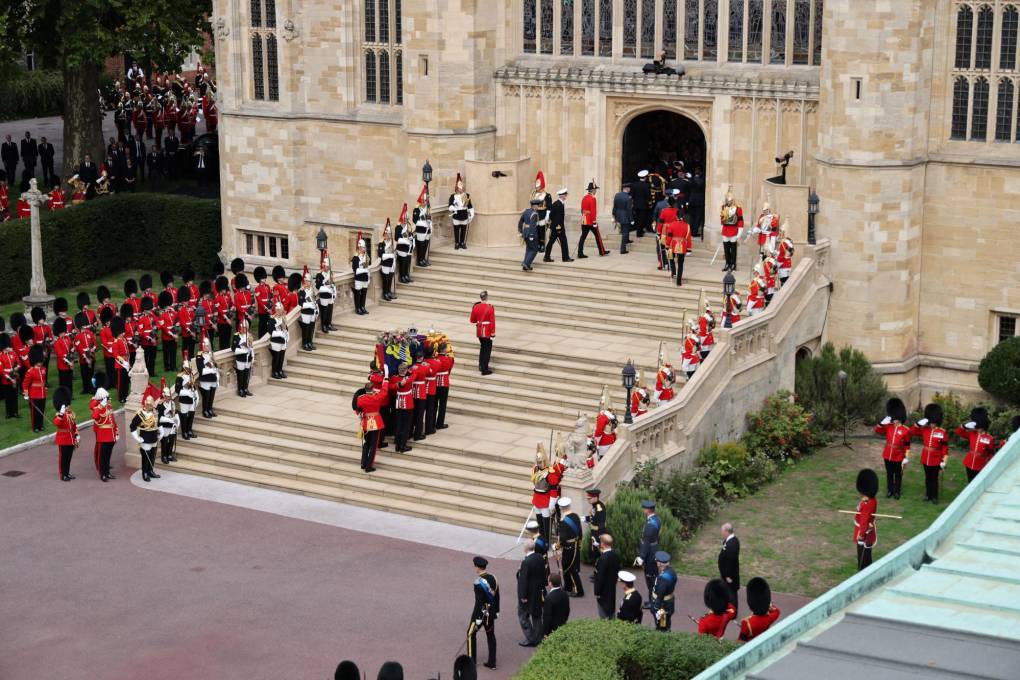El féretro de Isabel II entra en la bóveda real en Windsor