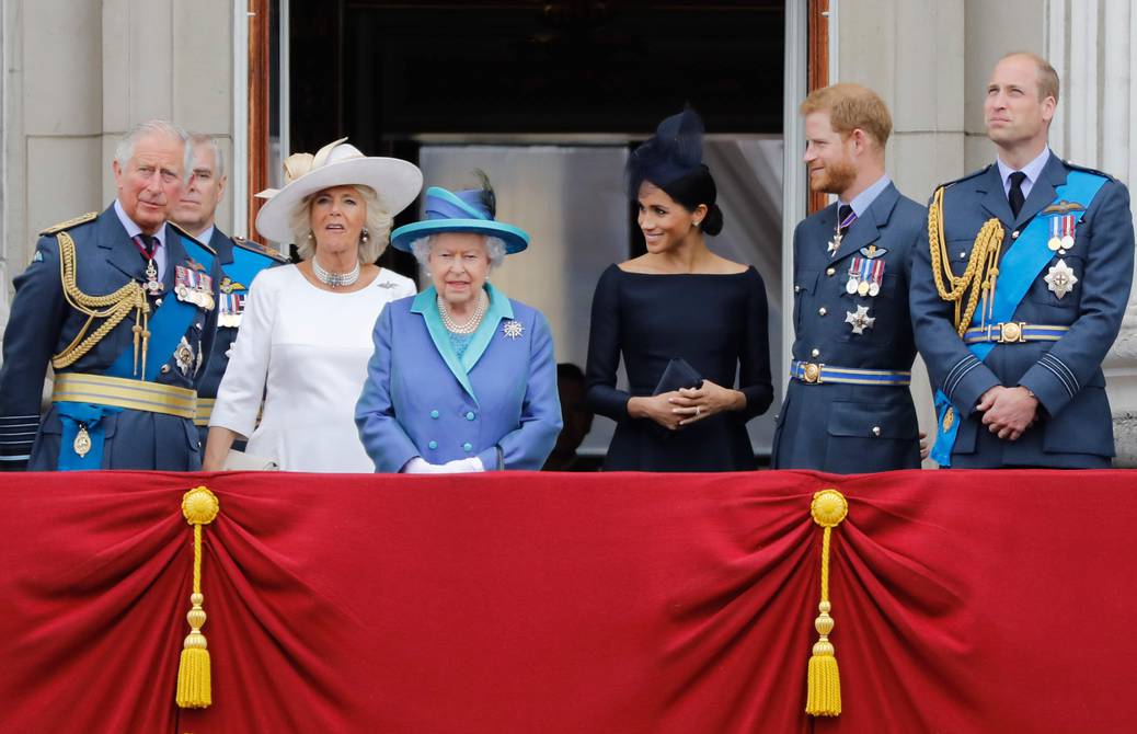 Siete miembros de la familia real aterrizan en Escocia para ver a la reina Isabel