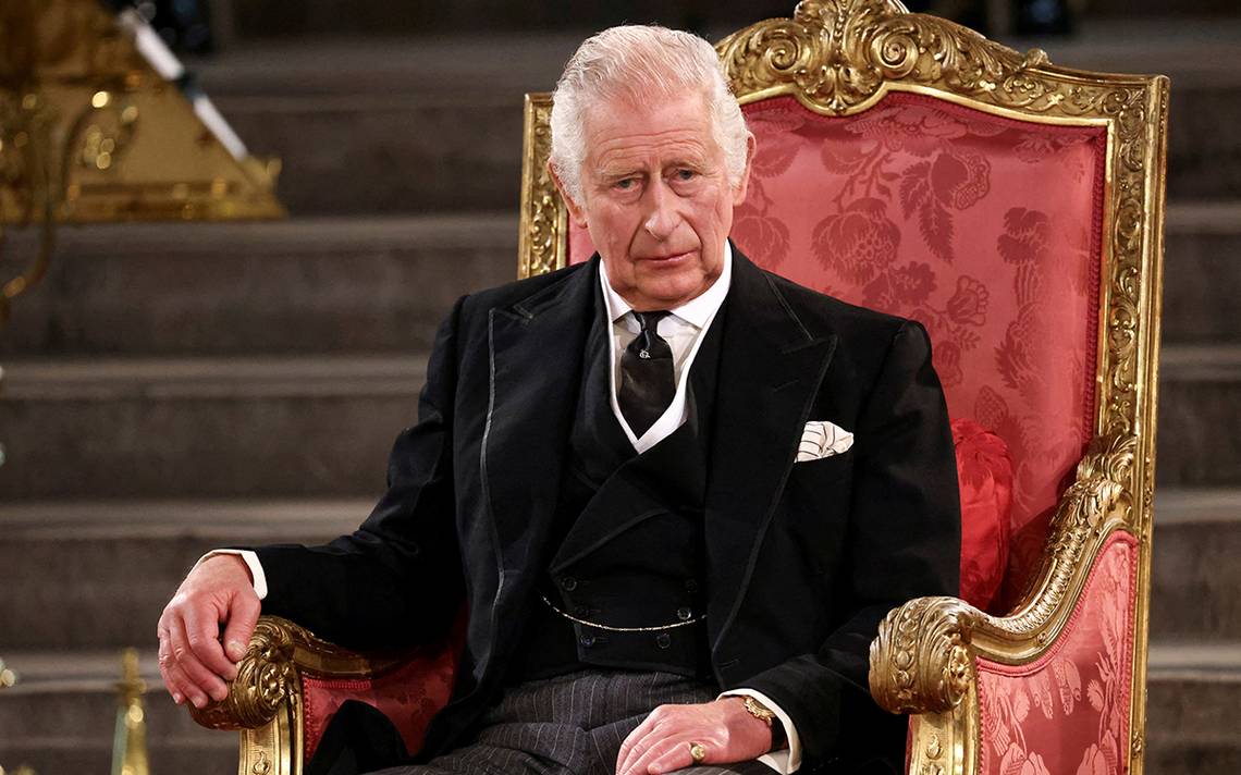 Conozca el conmovedor símbolo oculto en el nuevo retrato del rey Carlos III