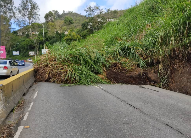 Derrumbe impide paso Caracas-Los Teques por la carretera Panamericana