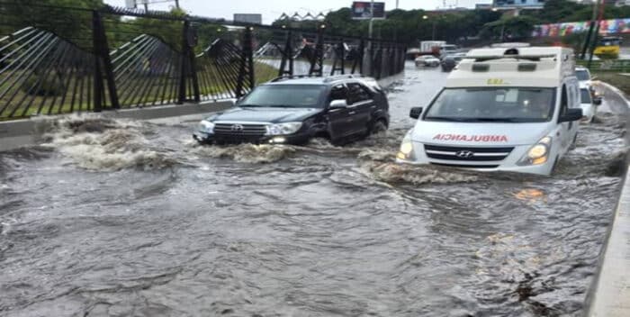 Reportan inundaciones en varias zonas de Petare este #30May (+Imágenes)