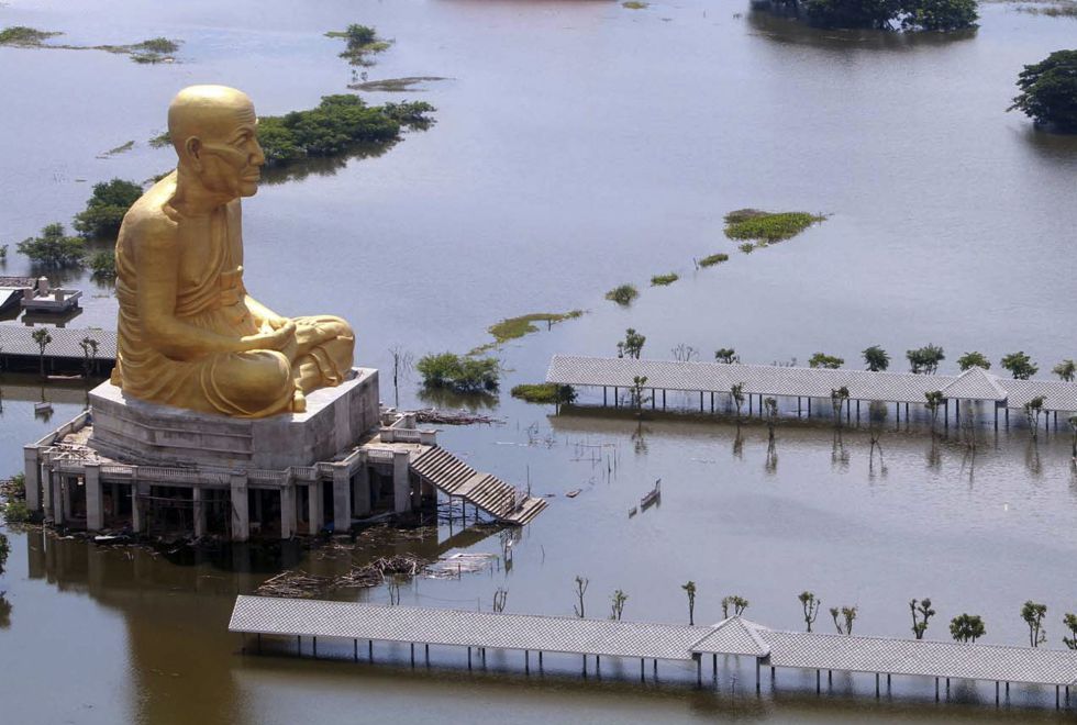 Inundaciones afectan a más de 320 mil familias en Tailandia