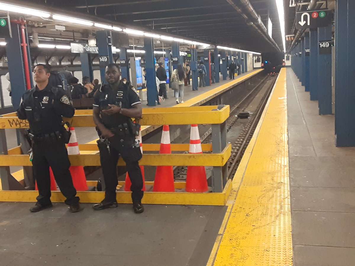 Aumentan presencia de policías en metro de Nueva York para frenar la violencia