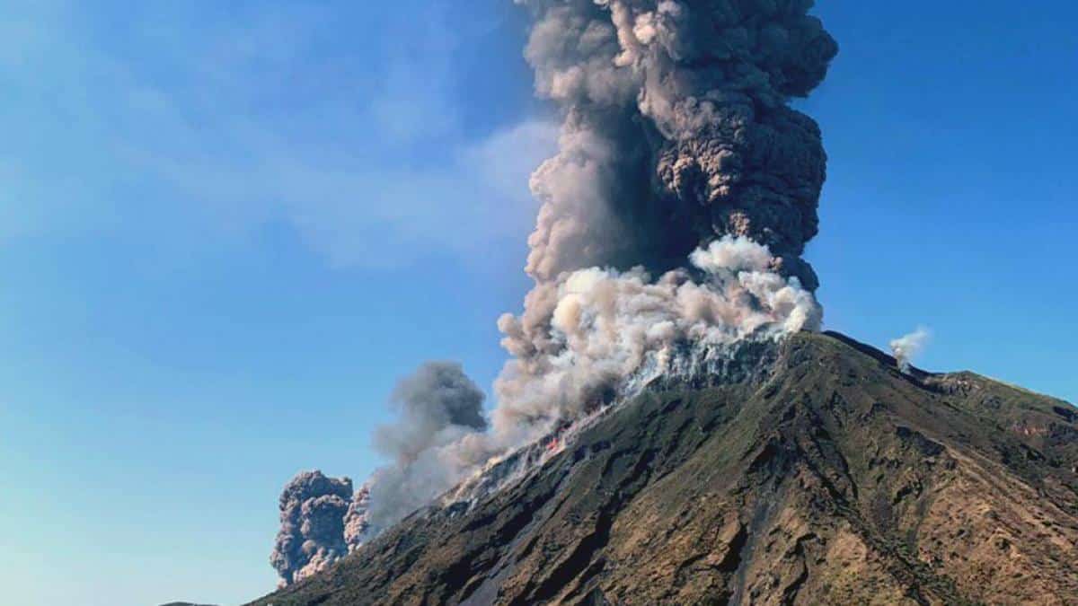 Volcán Estrómboli hace erupción este domingo en Italia