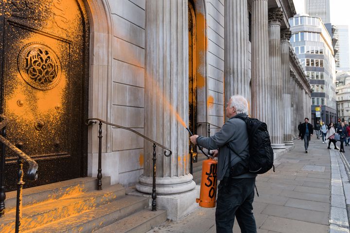 Activistas pintan de naranja cuatro edificios de Londres