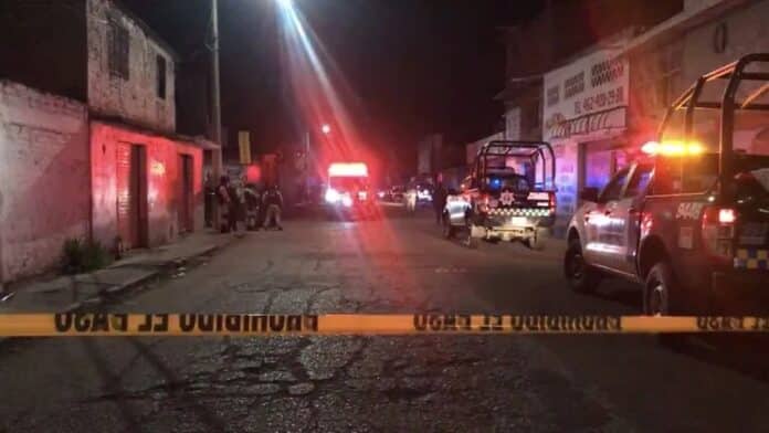 Asesinan a 12 personas en un bar en el centro de México