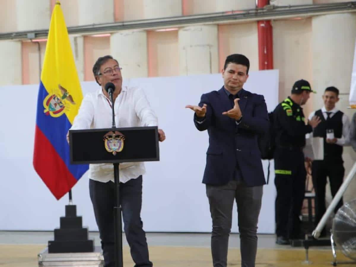Petro ordena cerrar trochas en la frontera con Venezuela para impulsar el comercio