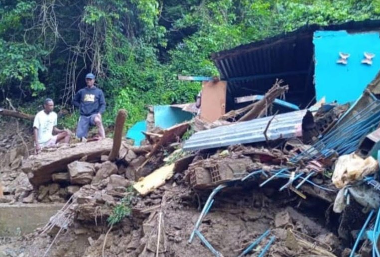 Crecida de río causó colapso de acceso principal a Chichiriviche de La Costa