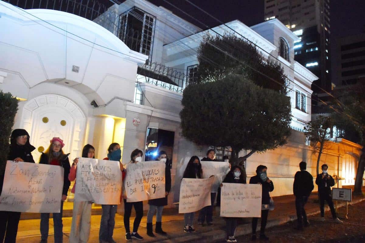 Activistas de Bolivia llevan a cabo plantón ante la embajada de Irán en La Paz