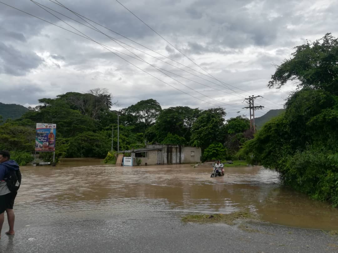 Bahía de Cata se inundó tras fuertes lluvias este 1 de noviembre