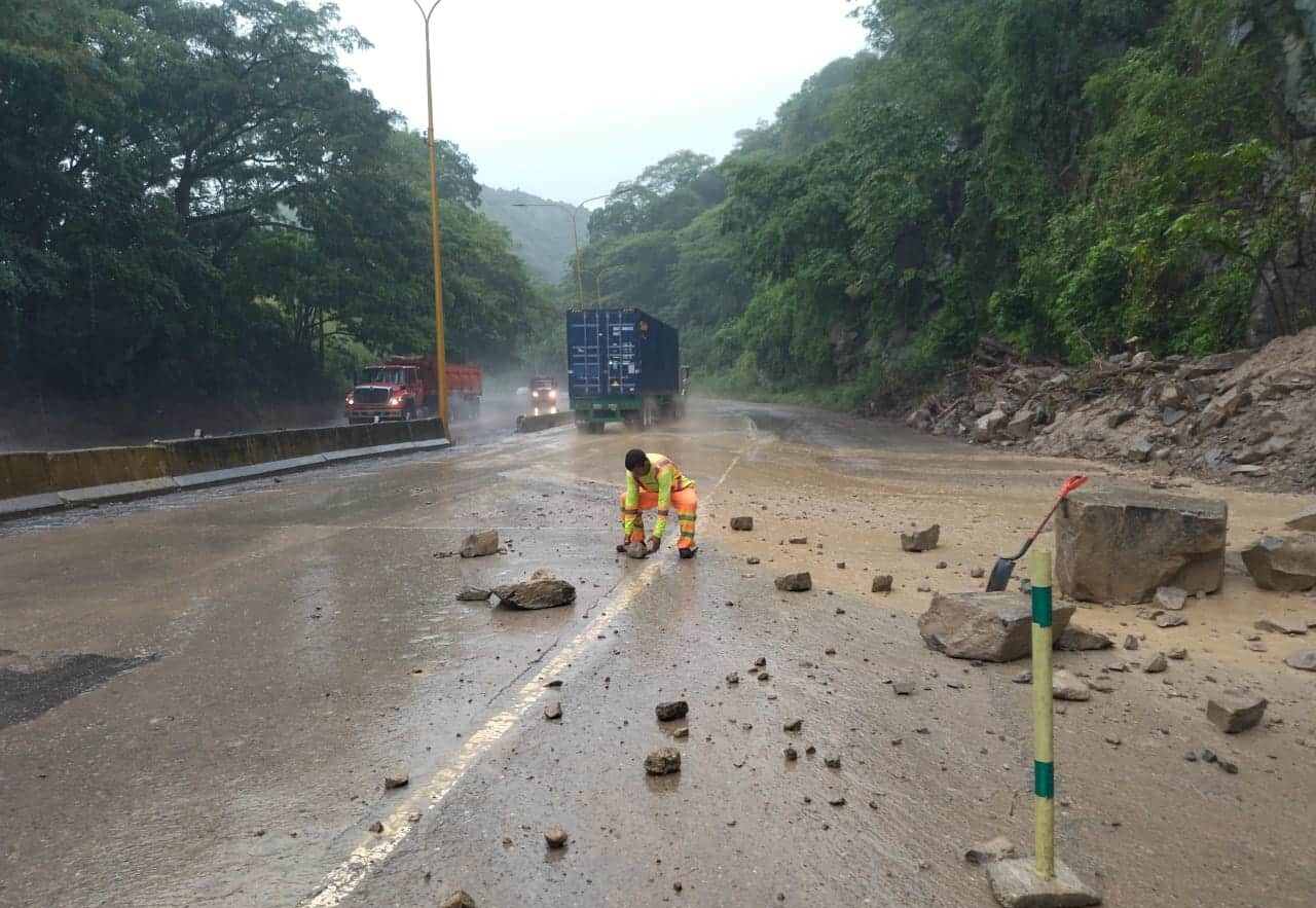Reportan desprendimiento de rocas en la autopista Valencia-Puerto