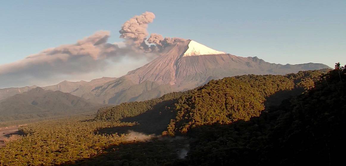 Volcán Sangay emite una nube de ceniza de 2.000 metros sobre el cráter