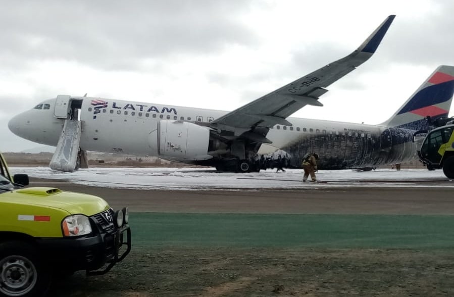 En desarrollo: Avión impactó contra camión de bomberos en aeropuerto Jorge Chávez de Perú