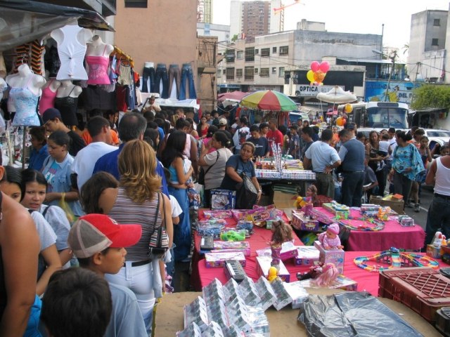 Reportan aumento de trabajadores informales en las calles por temporada navideña