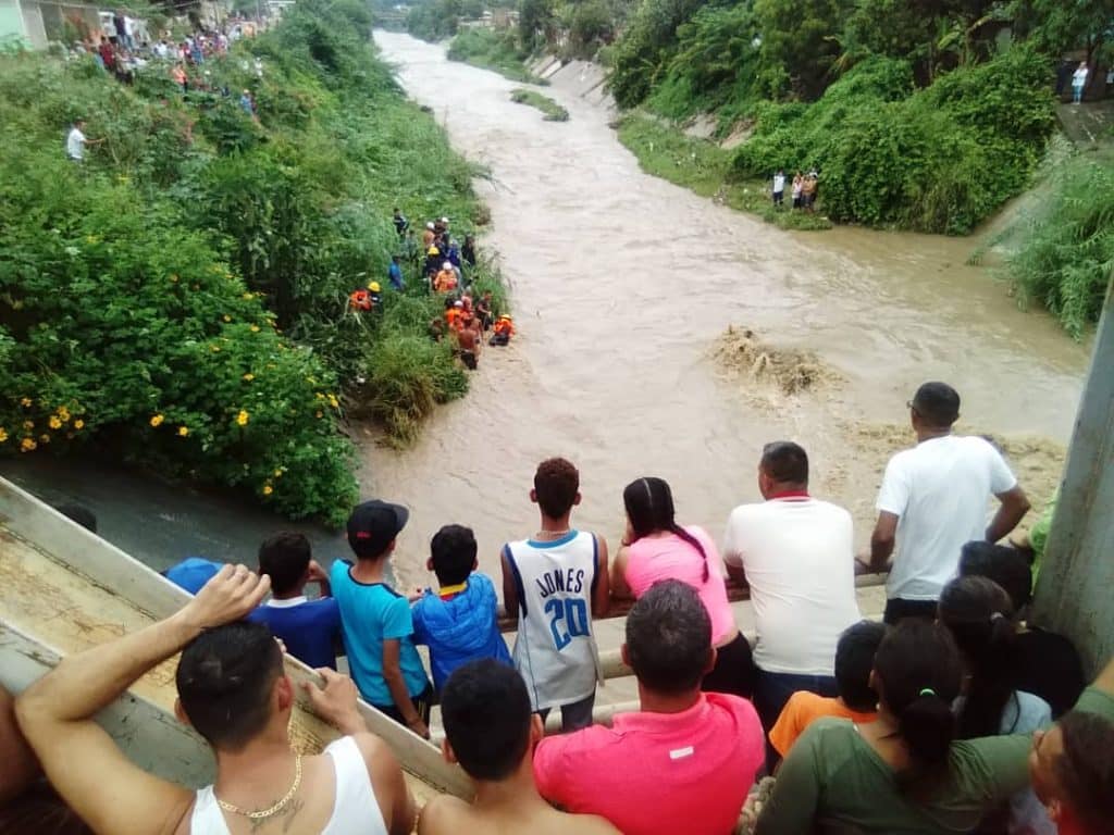 Rescatan a mujer tras saltar hacia una quebrada en Barquisimeto