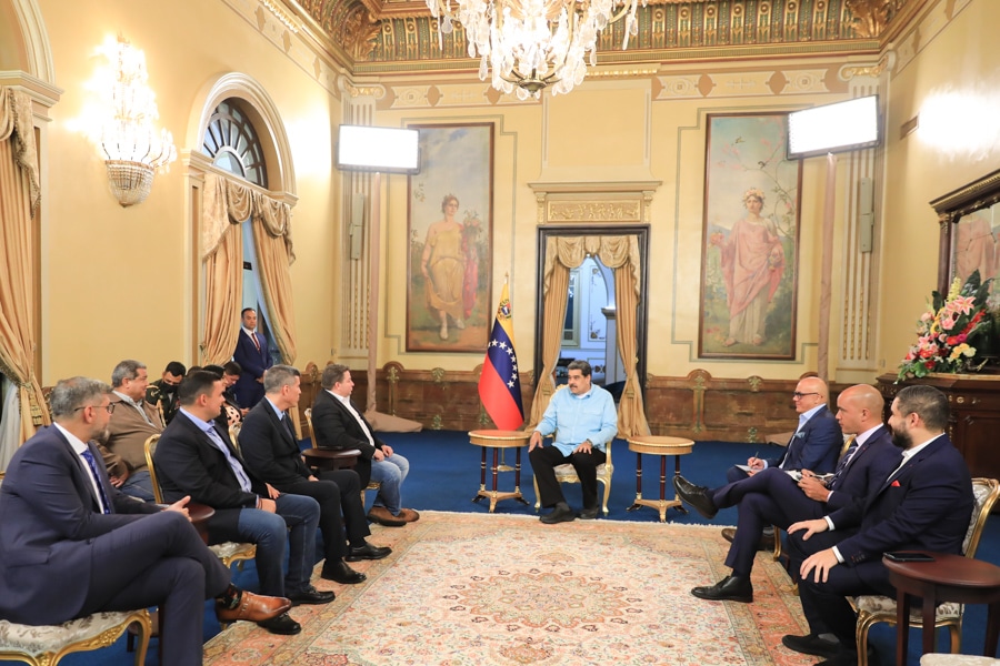 Presidente Nicolás Maduro y representantes del partido Fuerza Vecinal se reúnen en Miraflores