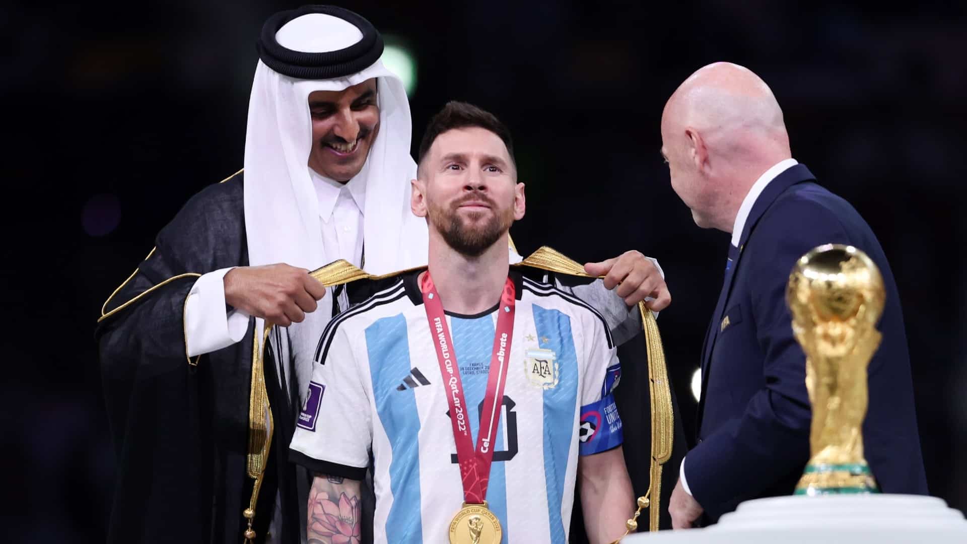 Ofrecen a Messi un millón de dólares por su túnica en la premiación del Mundial