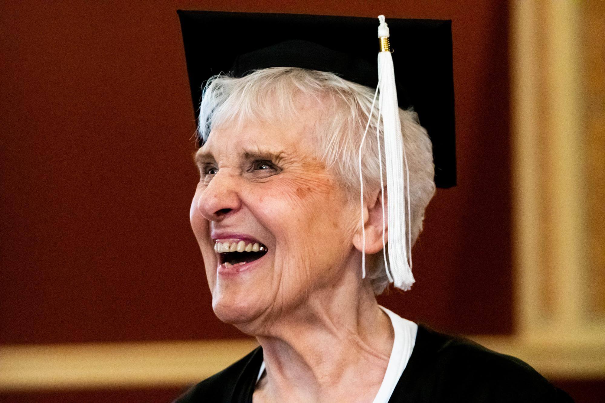 ¡Nunca es tarde! Mujer se graduó de la universidad a los 90 años