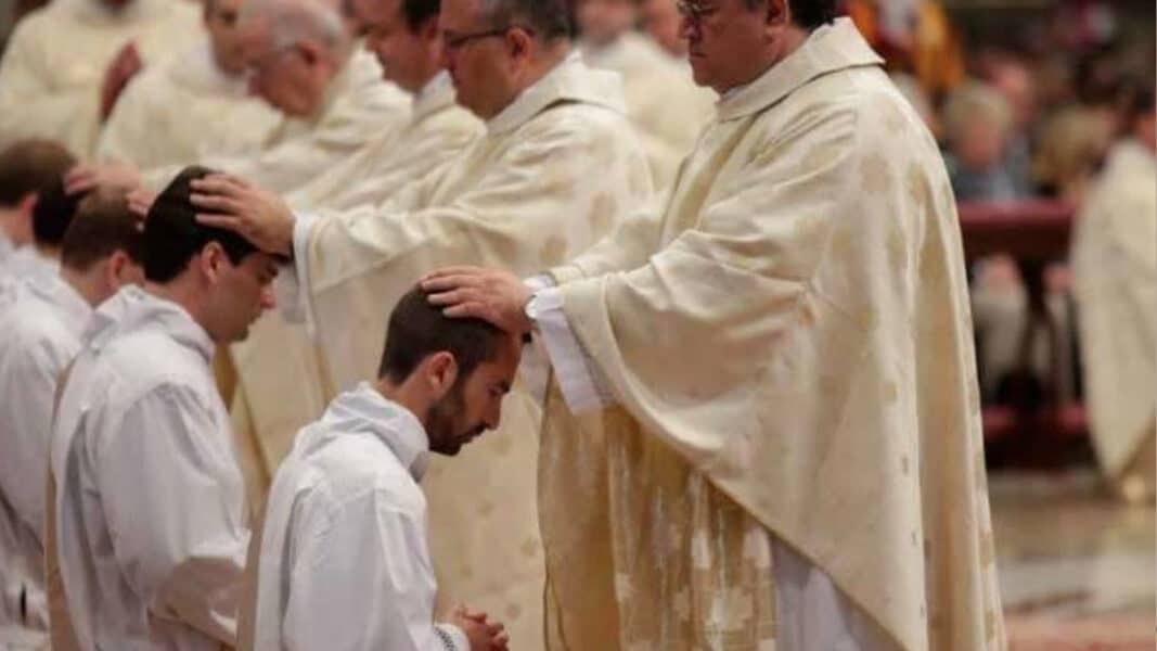 Sacerdotes en Italia denuncian 