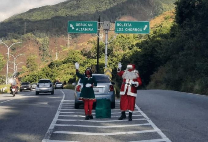 Dos "Santas de la Cota Mil" saludan a los conductores este #1Dic (+Fotos)