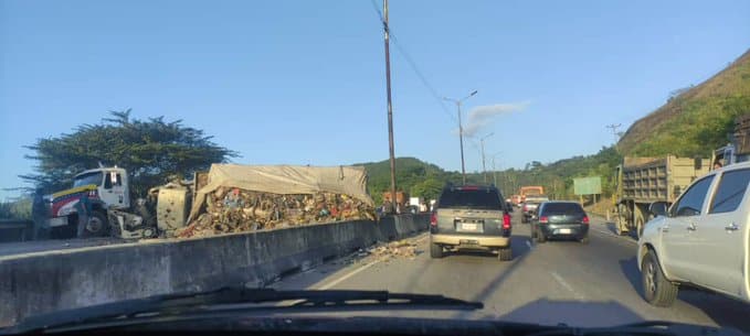 Reportan volcamiento de un camión de basura en La Bonanza: Bloquean acceso hacia Caracas | Diario 2001