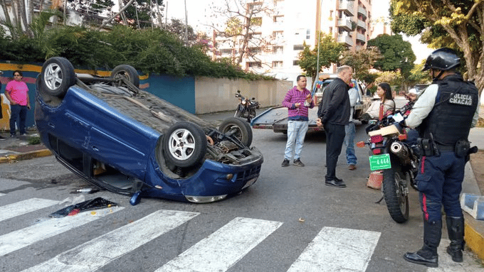 Vehículo volcado genera retraso en la calle Guaicaipuro de Chacao