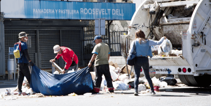 Realizan recolección de desechos en calles de Caracas