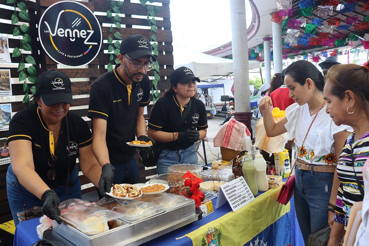 Migrantes venezolanos participan en muestra gastronómica en México