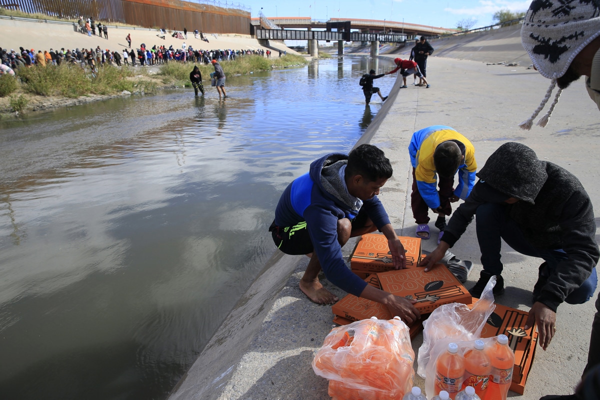 Migrantes venezolanos subsisten con la venta de alimentos en la frontera de México