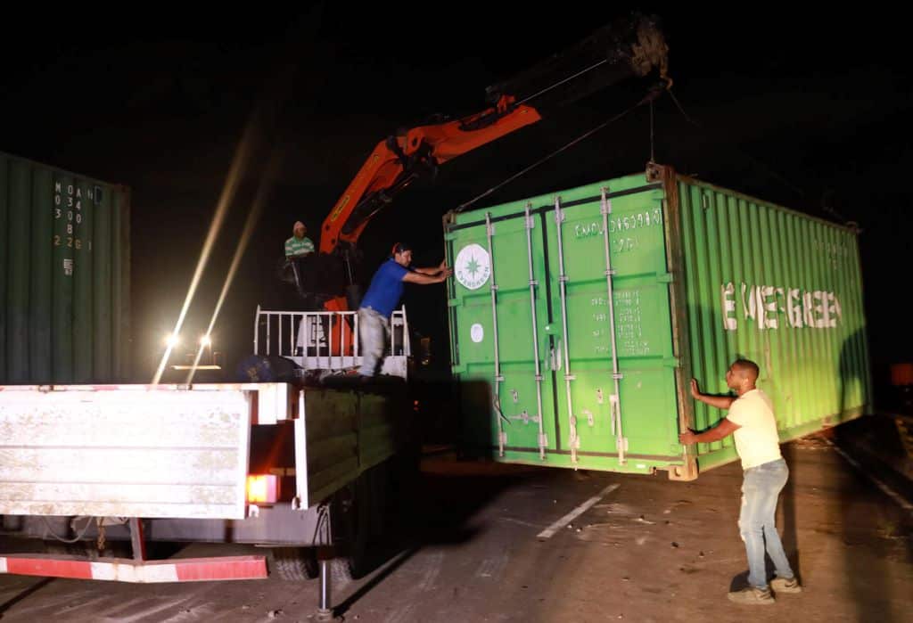 Venezuela retira contenedores del puente de Tienditas