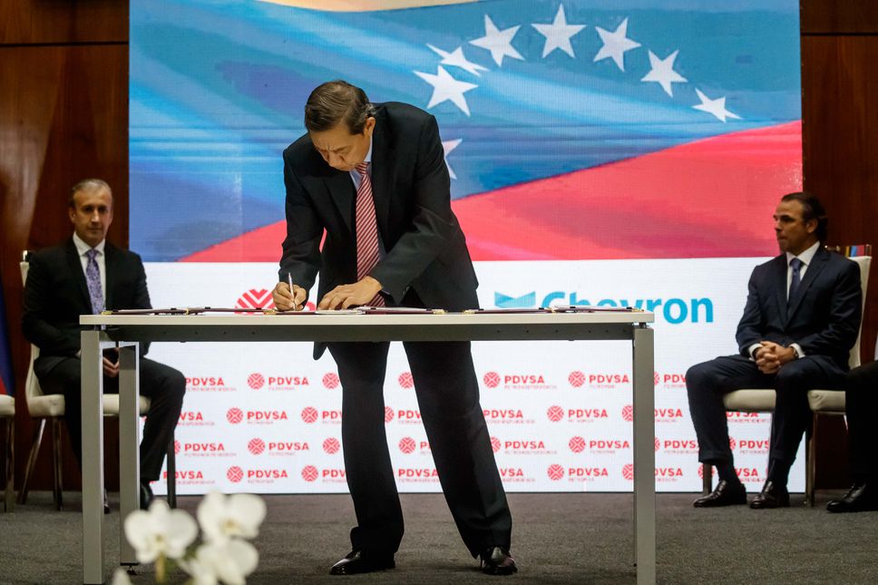 Venezuela y Chevron firman contratos para continuar la producción petrolera