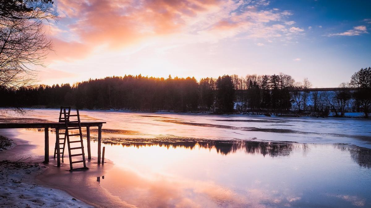 Mueren tres niños tras ser rescatados de un lago en Inglaterra