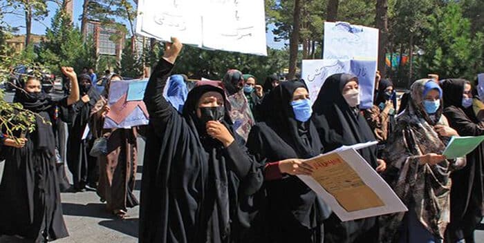 Talibanes ordenan el veto de mujeres en las universidades del país