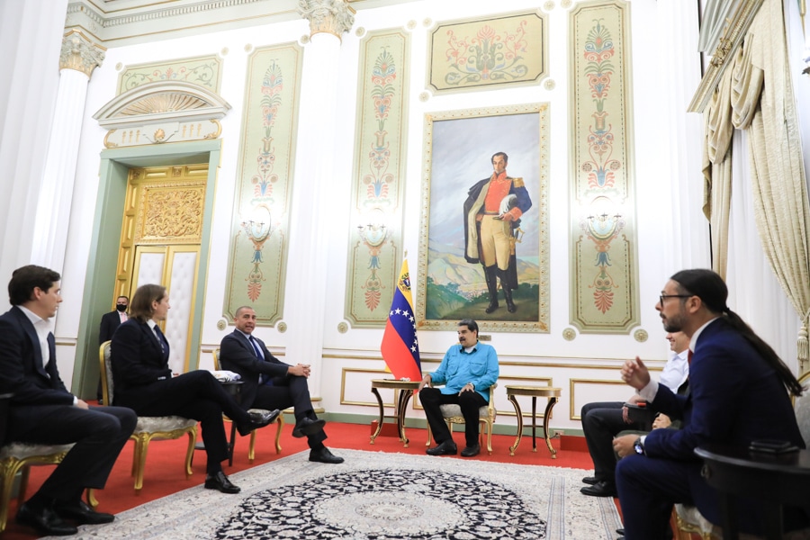 ¡Michel Salgado y David Trezeguet en Venezuela! Los exfutbolistas se reunieron con Maduro en Miraflores