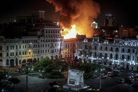 Toma de Lima registró muertos, incendios y agresiones a la prensa en Perú