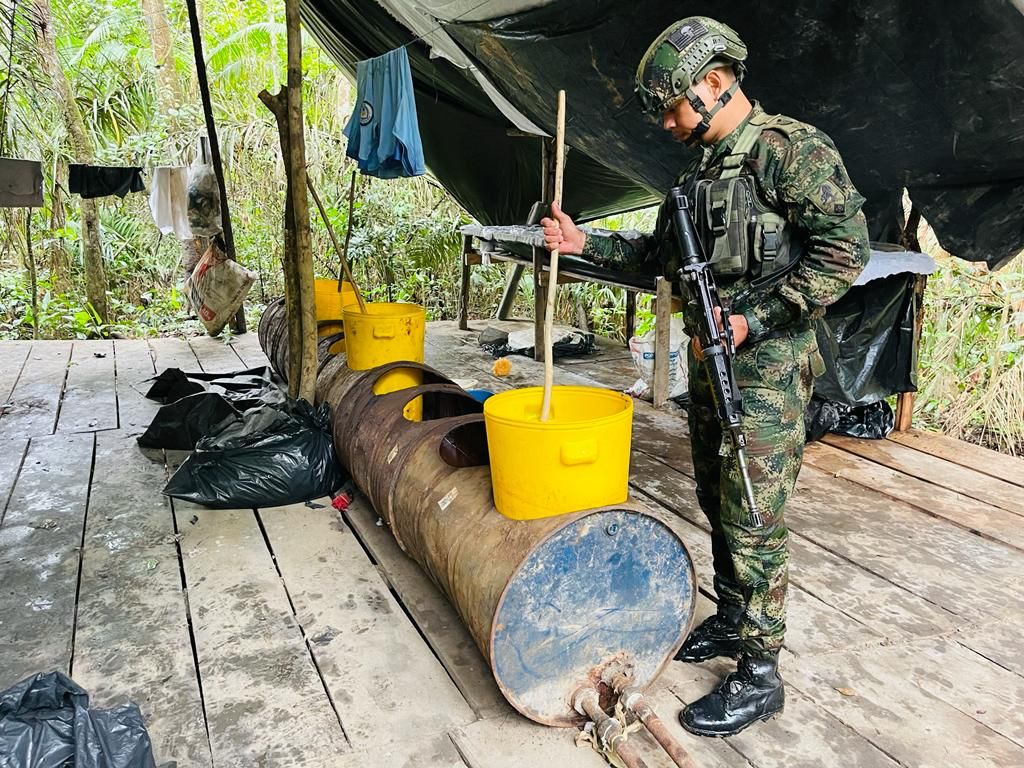 Fuerzas Armadas de Ecuador hallan laboratorio para procesar cocaína en frontera con Colombia