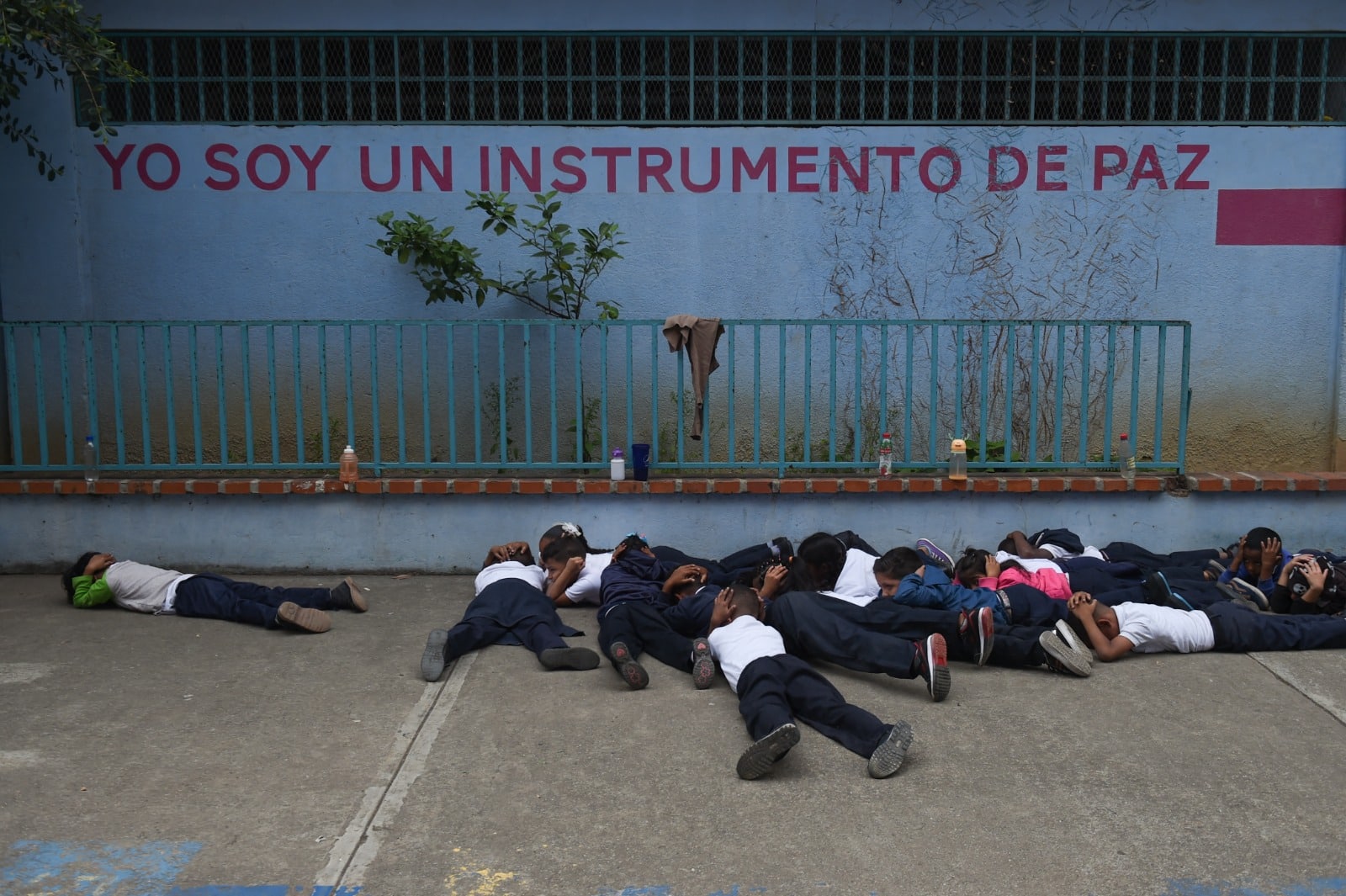 AFP: Así se protegen los escolares en Petare ante tiroteos