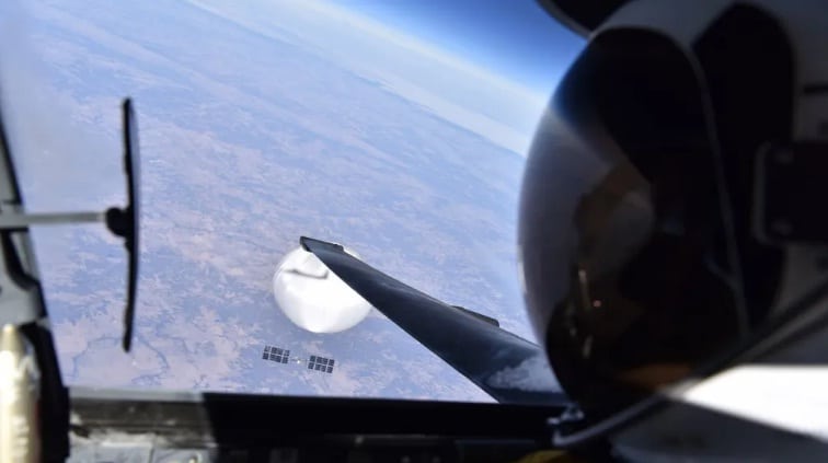 ¡El Pentágono lo confirmó! Piloto se tomó una selfie junto al globo chino antes de derribarlo | Diario 2001