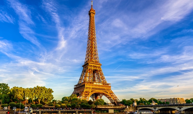 ¿La Torre Eiffel de amarillo? Datos que debes conocer sobre la estructura