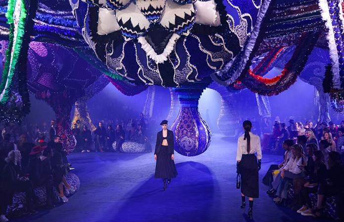 Dior convierte la pasarela en un cuento de hadas