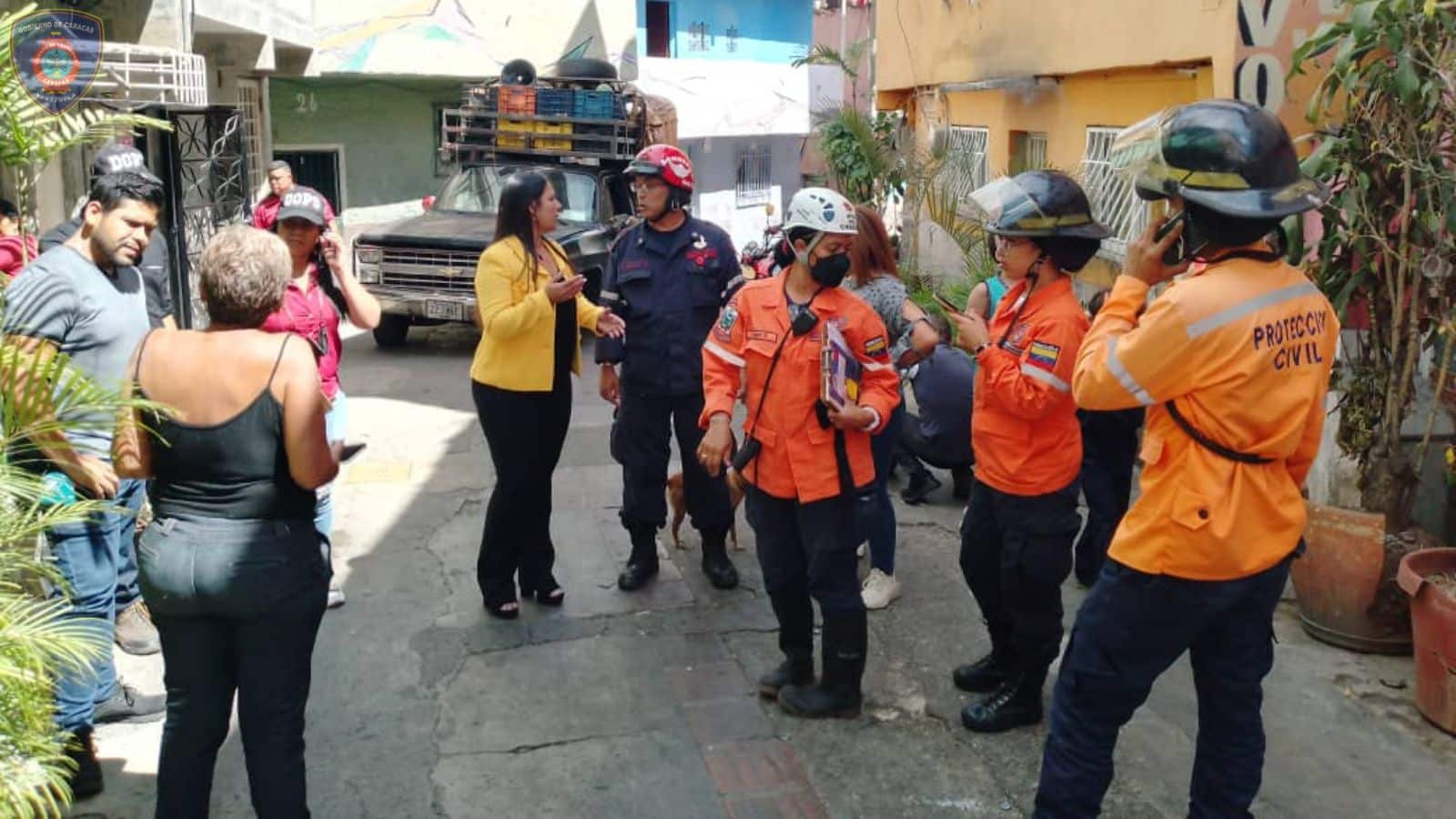 Cuerpo de Bomberos de Caracas revisan viviendas en situación de riesgo