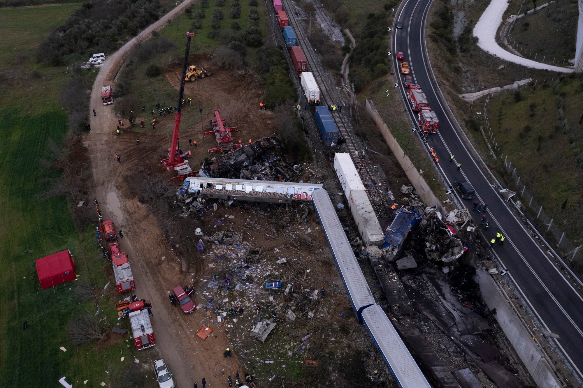 ¡Tragedia en Grecia! Reportan choque frontal de trenes