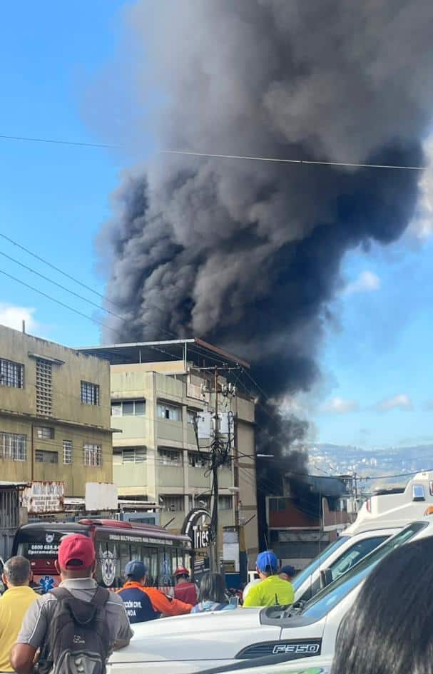 Voraz incendio se registra en una fábrica al noreste de la ciudad