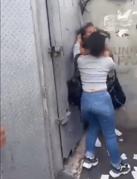 Joven forcejeó con mujer que robó sus pertenencias en La Hoyada (+Video)
