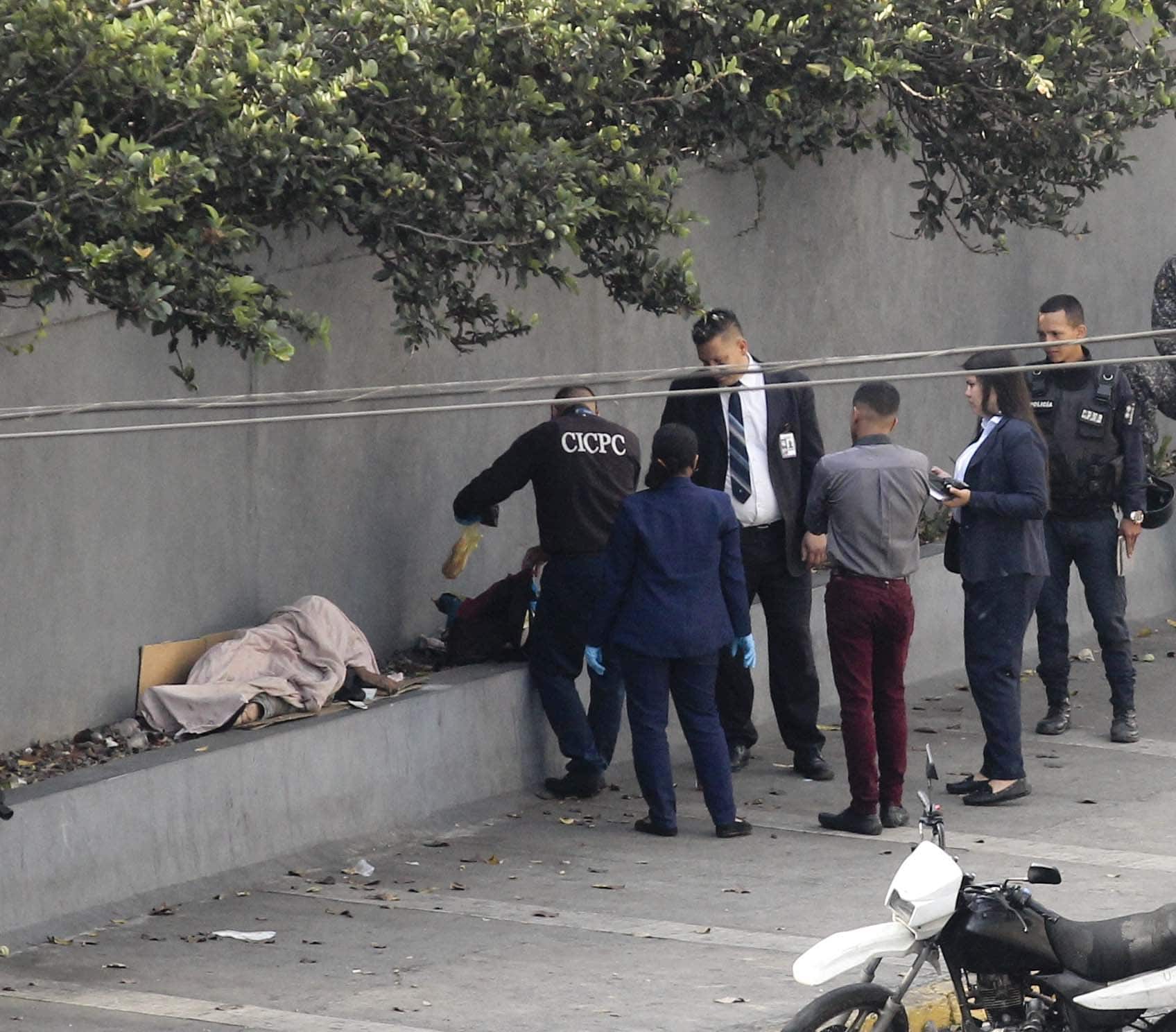 Hallan cadáver en las inmediaciones del Metro La Paz (Fotos)